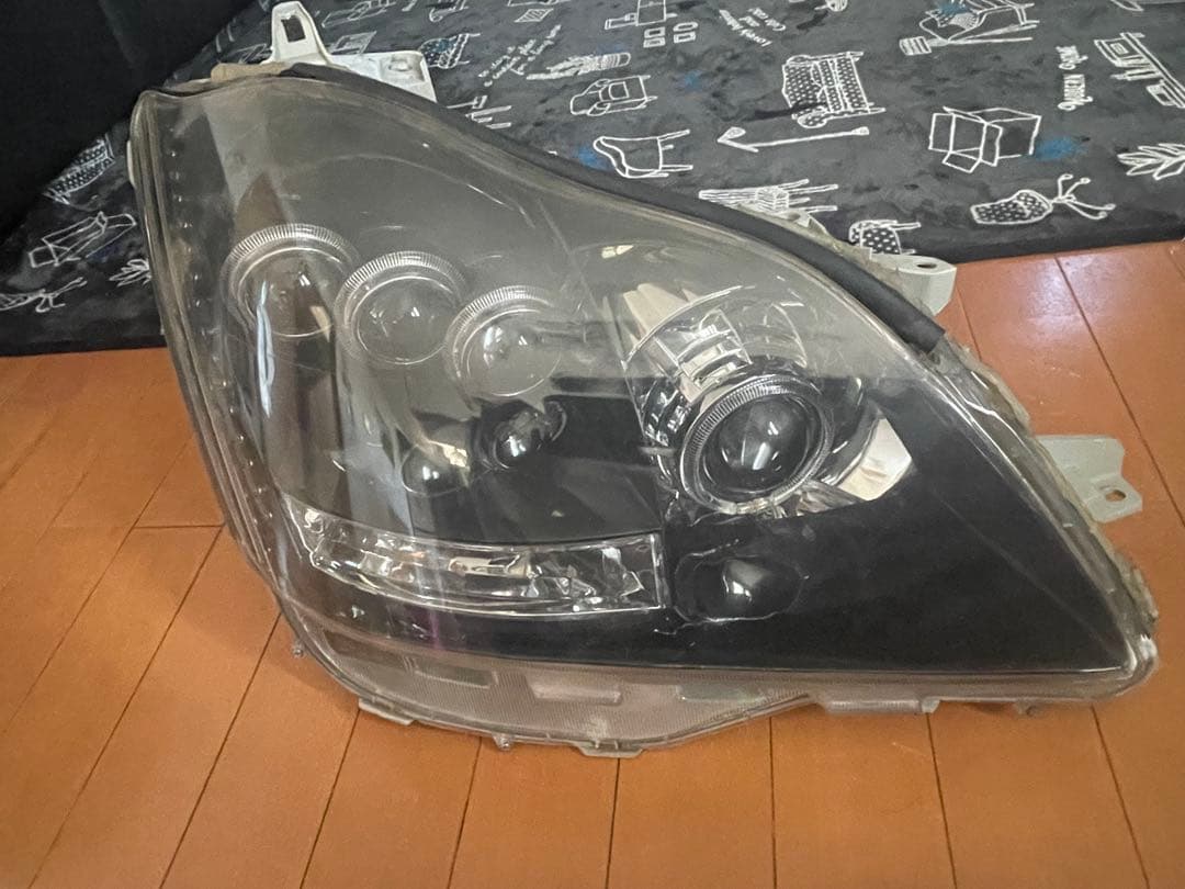 18クラウン　ヘッドライト　イカリング