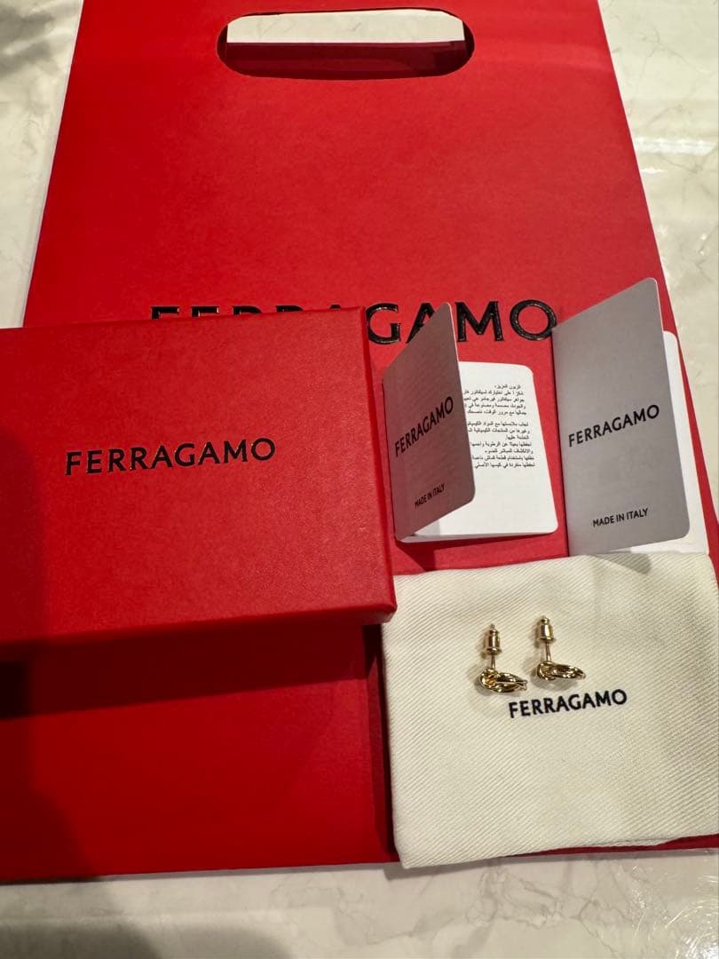 フェラガモ　ピアス