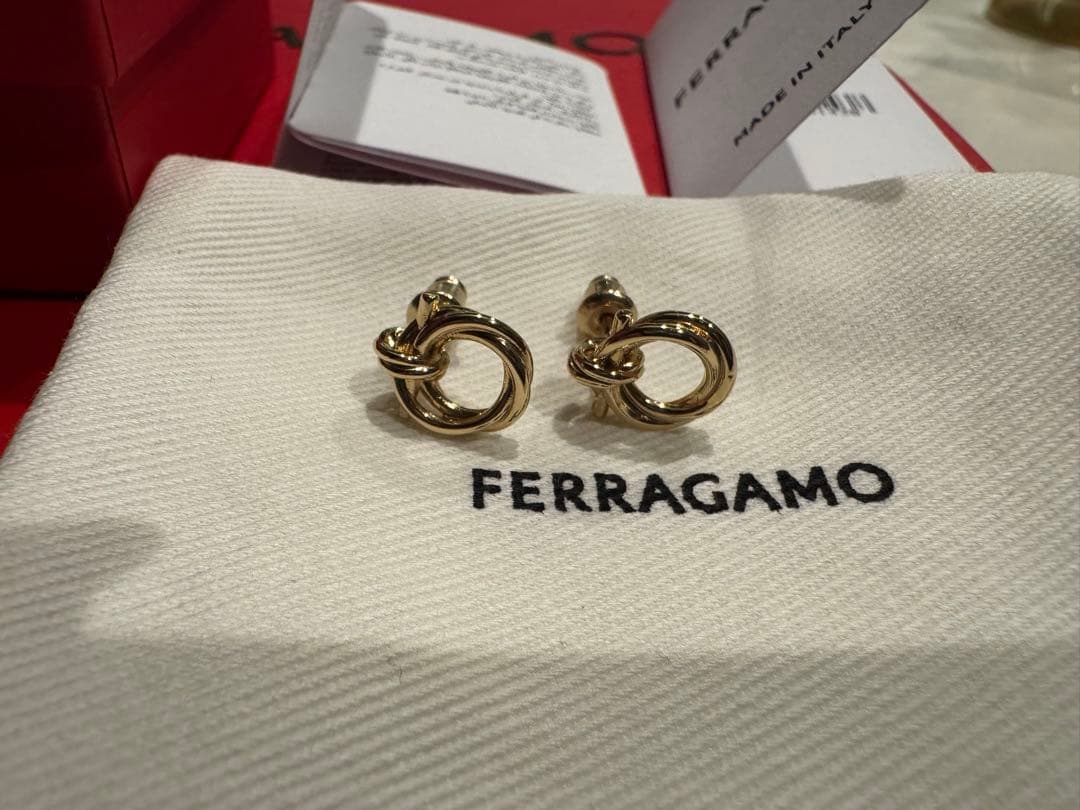 フェラガモ　ピアス