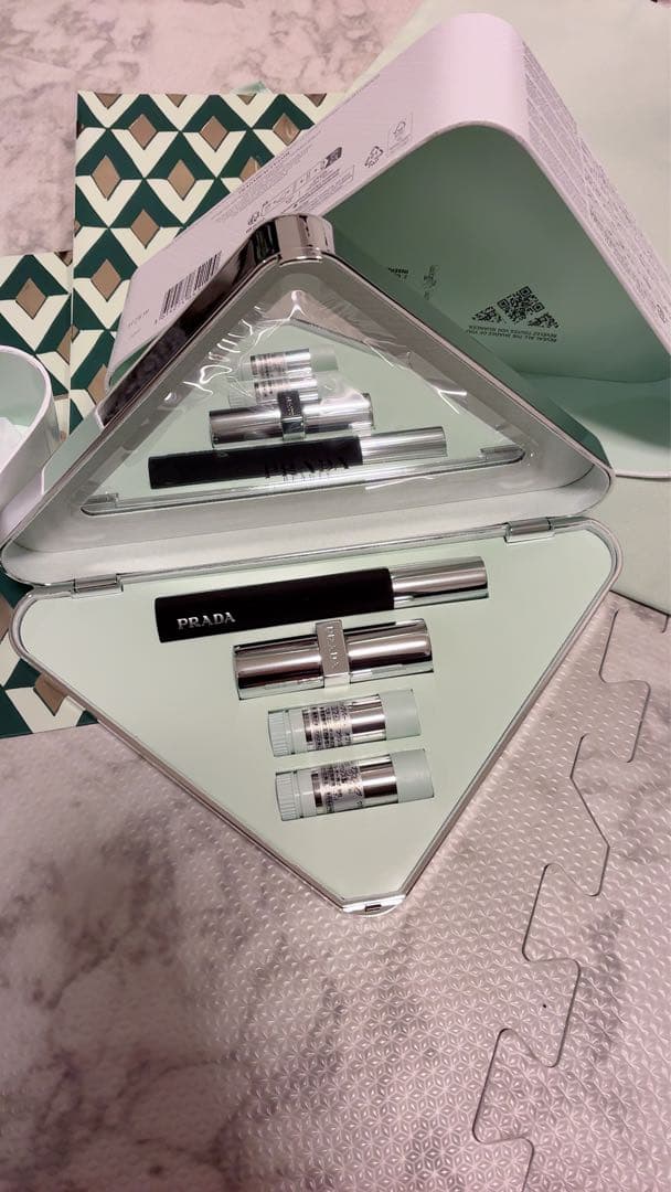 プラダビューティー　クラッチセット　コスメ