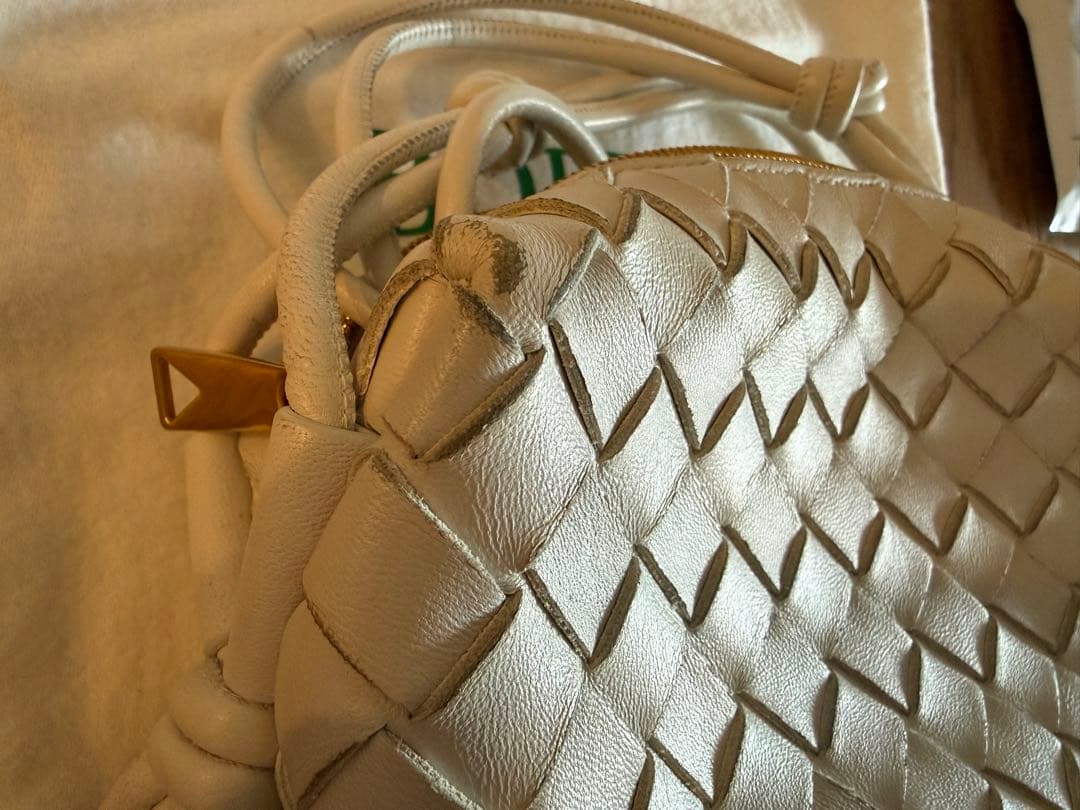 Bottega Venetaミニ ループ カメラバッグ　白