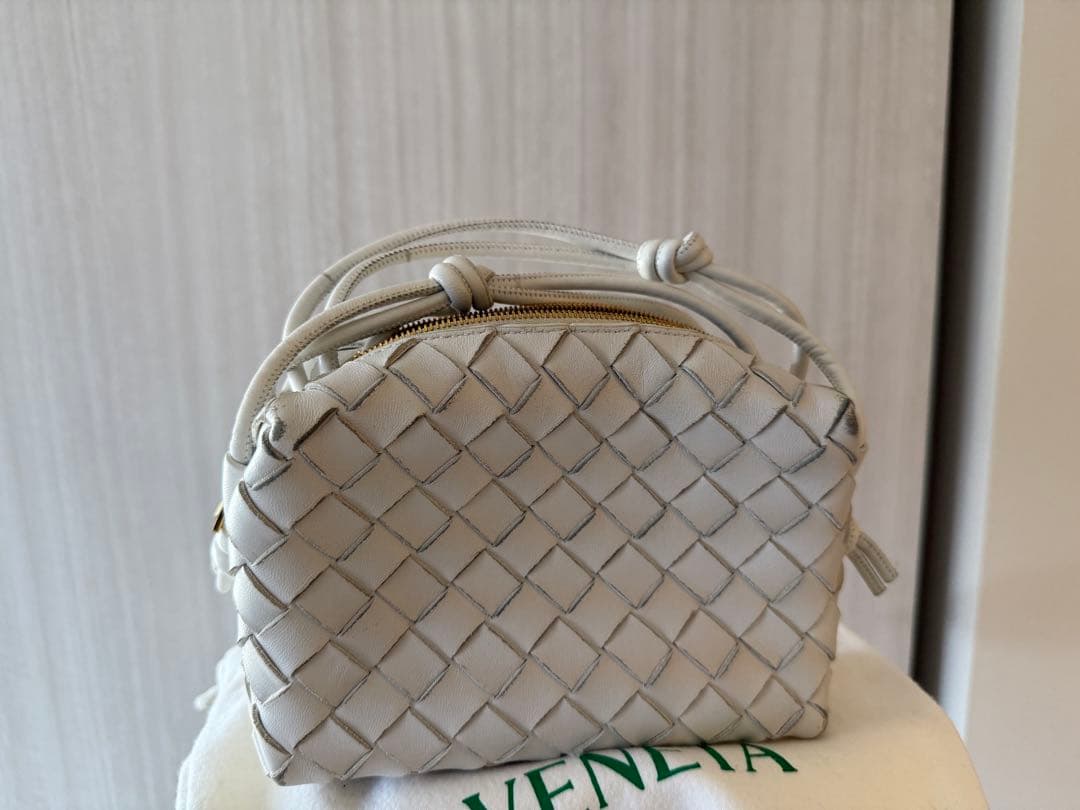 Bottega Venetaミニ ループ カメラバッグ　白