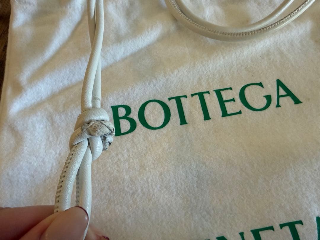 Bottega Venetaミニ ループ カメラバッグ　白