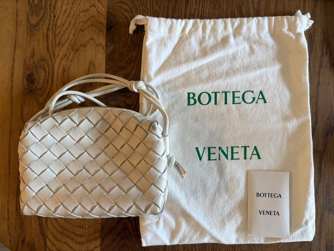 Bottega Venetaミニ ループ カメラバッグ　白