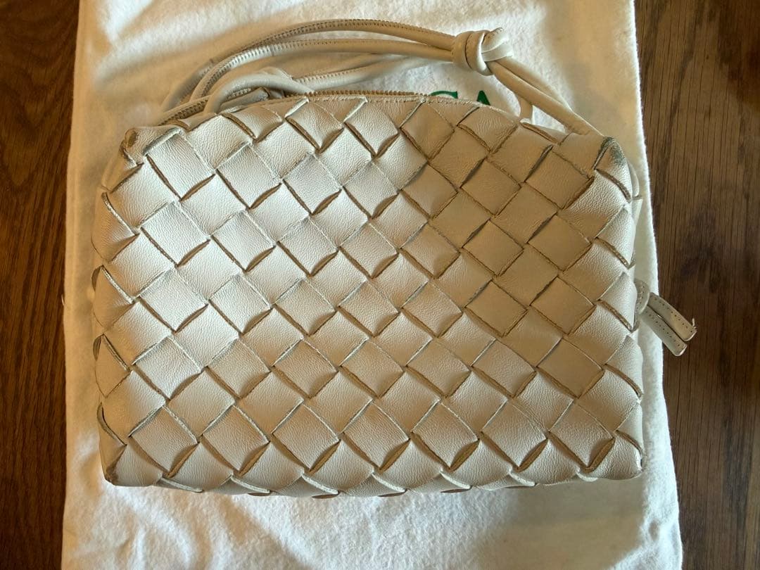 Bottega Venetaミニ ループ カメラバッグ　白