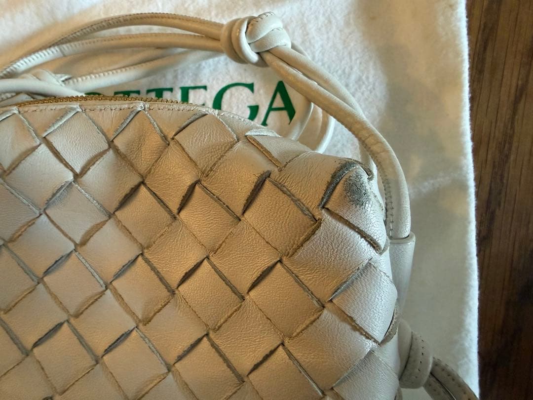 Bottega Venetaミニ ループ カメラバッグ　白