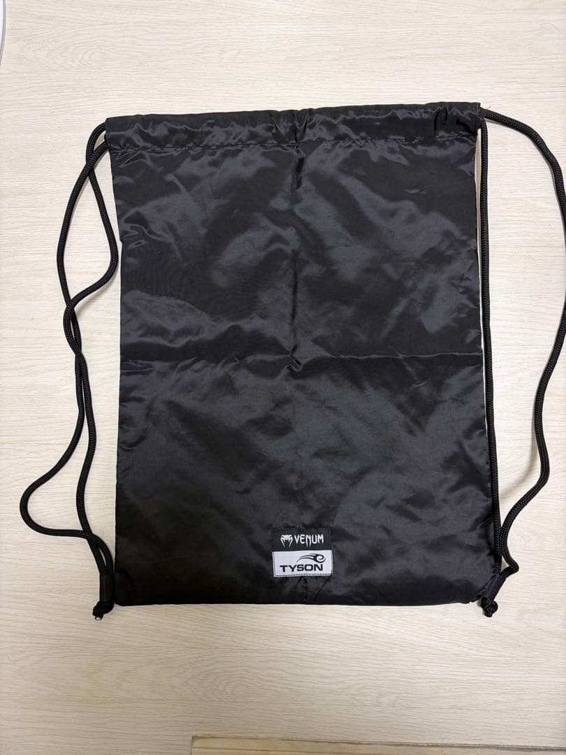 【新作】Venum ボクシンググローブ ブラック/ホワイト 10oz タイソン