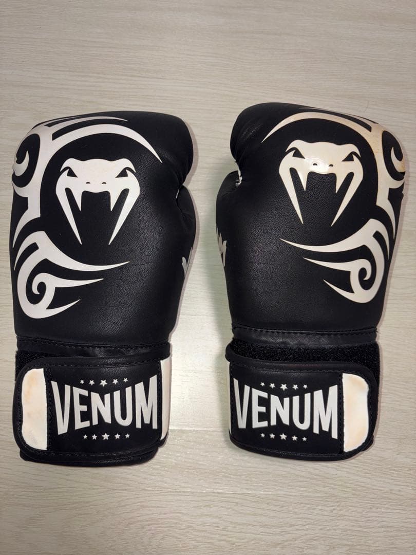 【新作】Venum ボクシンググローブ ブラック/ホワイト 10oz タイソン