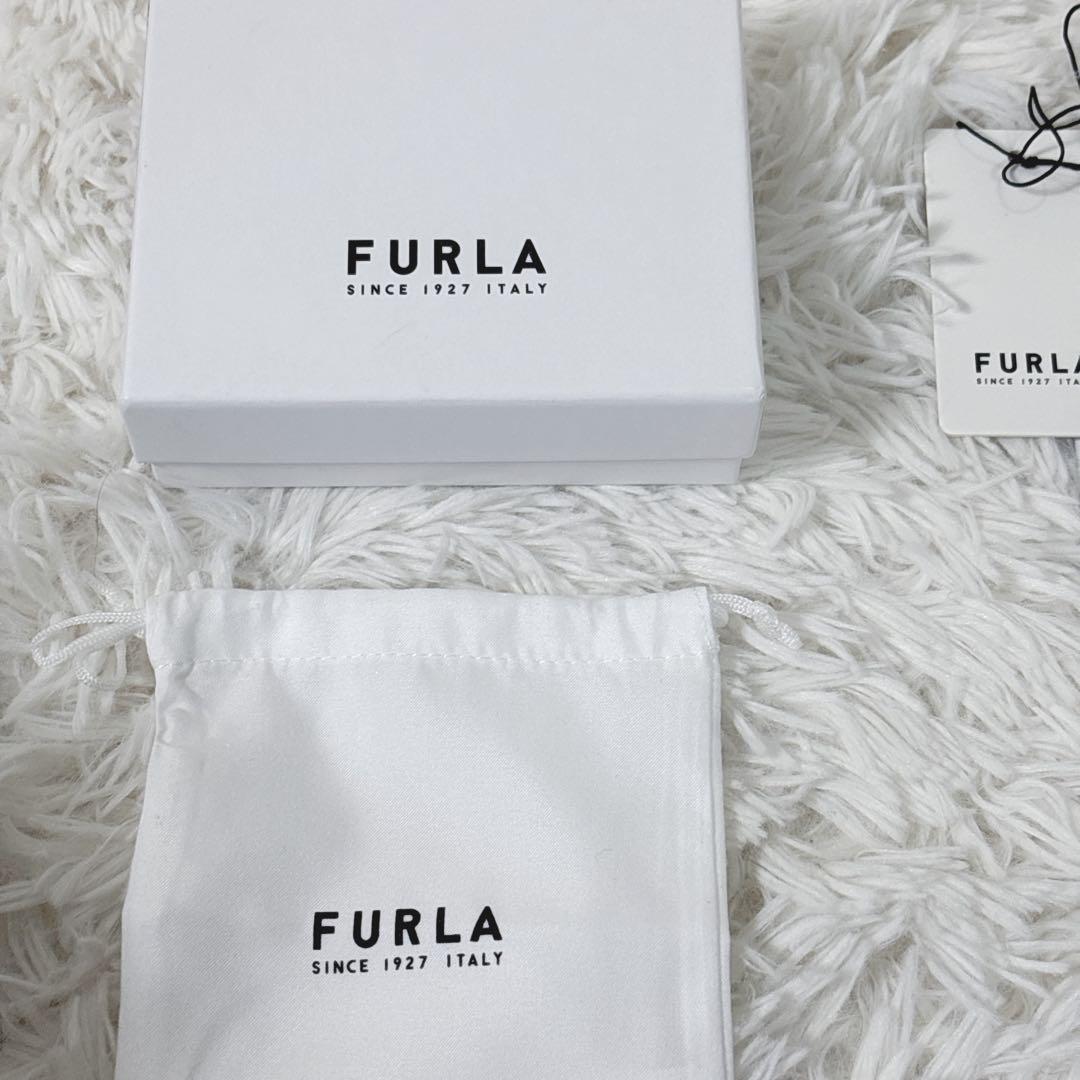 【未使用品級】　FURLA カメリア　コンパクトウォレット　折り財布　現行ロゴ
