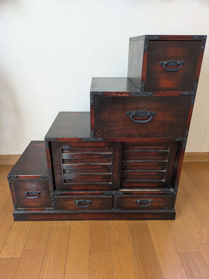 2/3迄の出品です。木製階段型箪笥 6引き出し