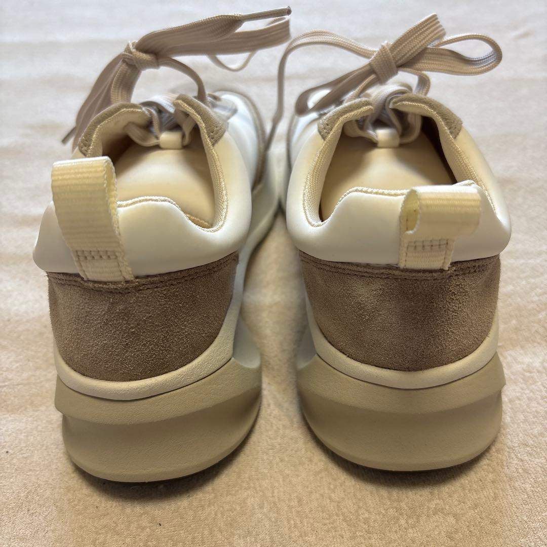 まかろん お値下げしました トリーバーチホワイト/ベージュ 厚底スニーカー