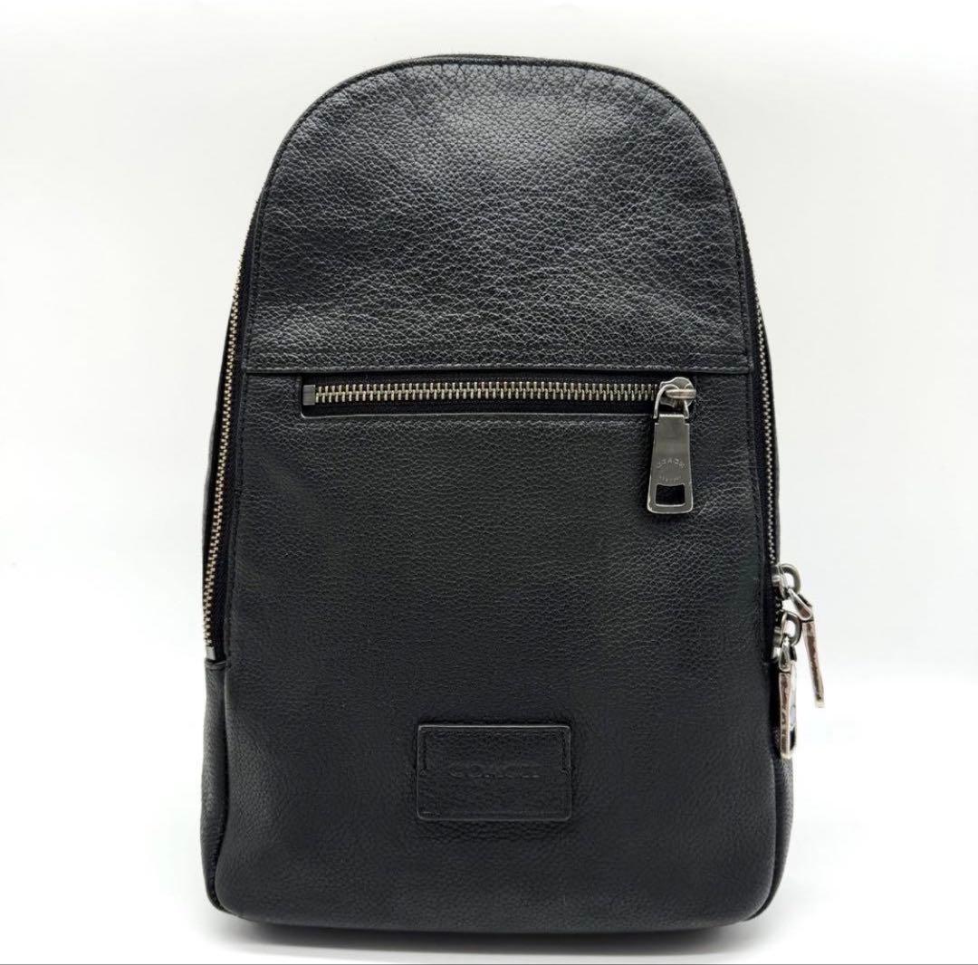 コーチ ボディバッグ ロゴ型押し チャーム レザー ブラック