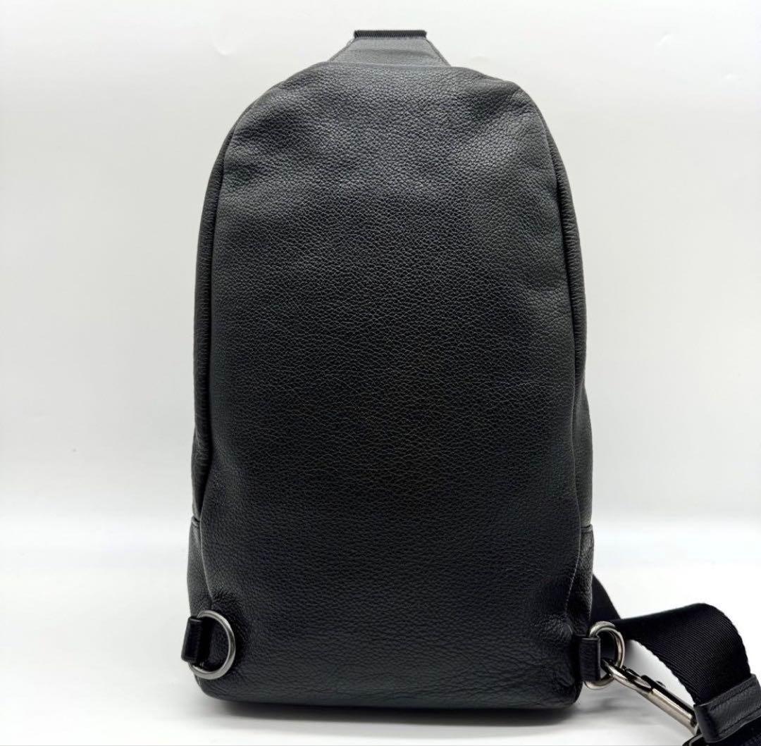 コーチ ボディバッグ ロゴ型押し チャーム レザー ブラック