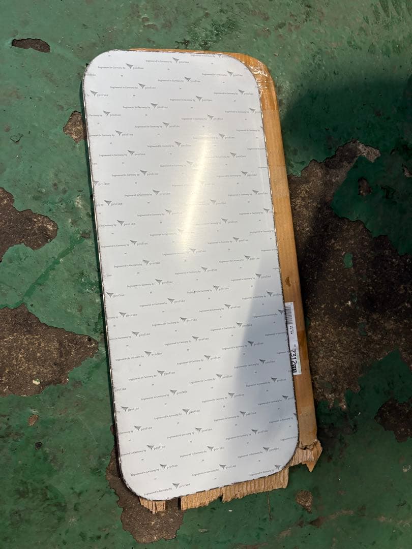 ふそうキャンター　リア窓ウロコ