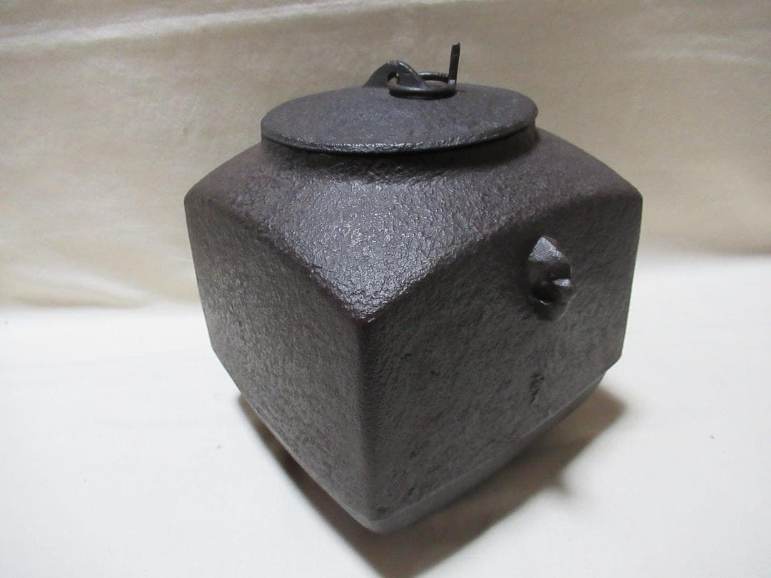 茶釜　利休好　四方釜　蓋２枚（銅蓋　鉄蓋）共箱