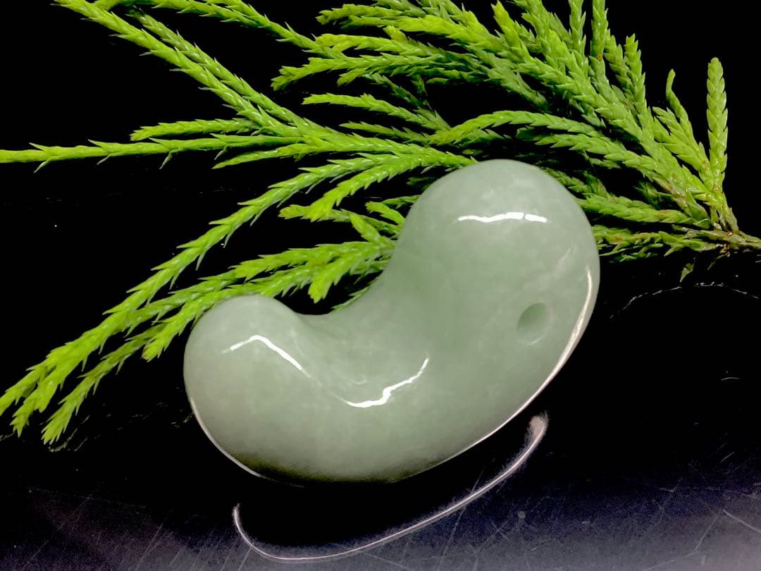 ✳通常50万円以上します‼️特大*糸魚川翡翠勾玉　身近に守護石*御守りに　鑑別書付