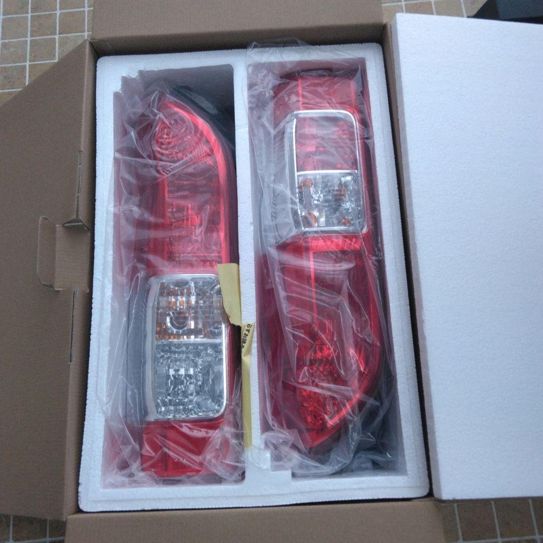 ハイエース７型純正テールランプ