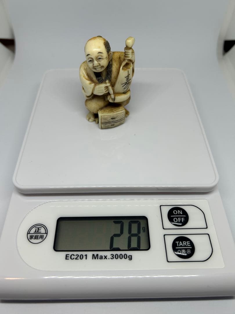 【銘あり】時代物 根付 書を嗜む老人 牙　骨素材　骨董 精密彫刻 28g