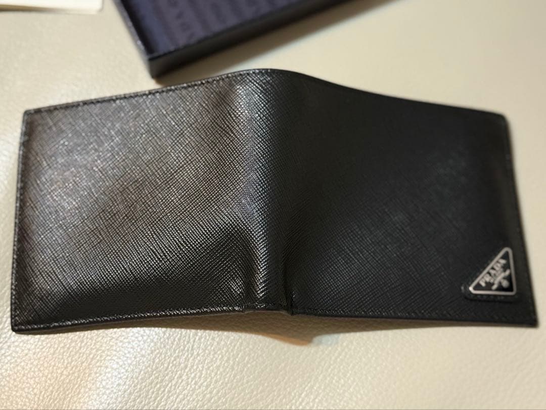 【極美品 人気色】PRADA 折り財布 三角ロゴ サフィアーノ レザー黒色