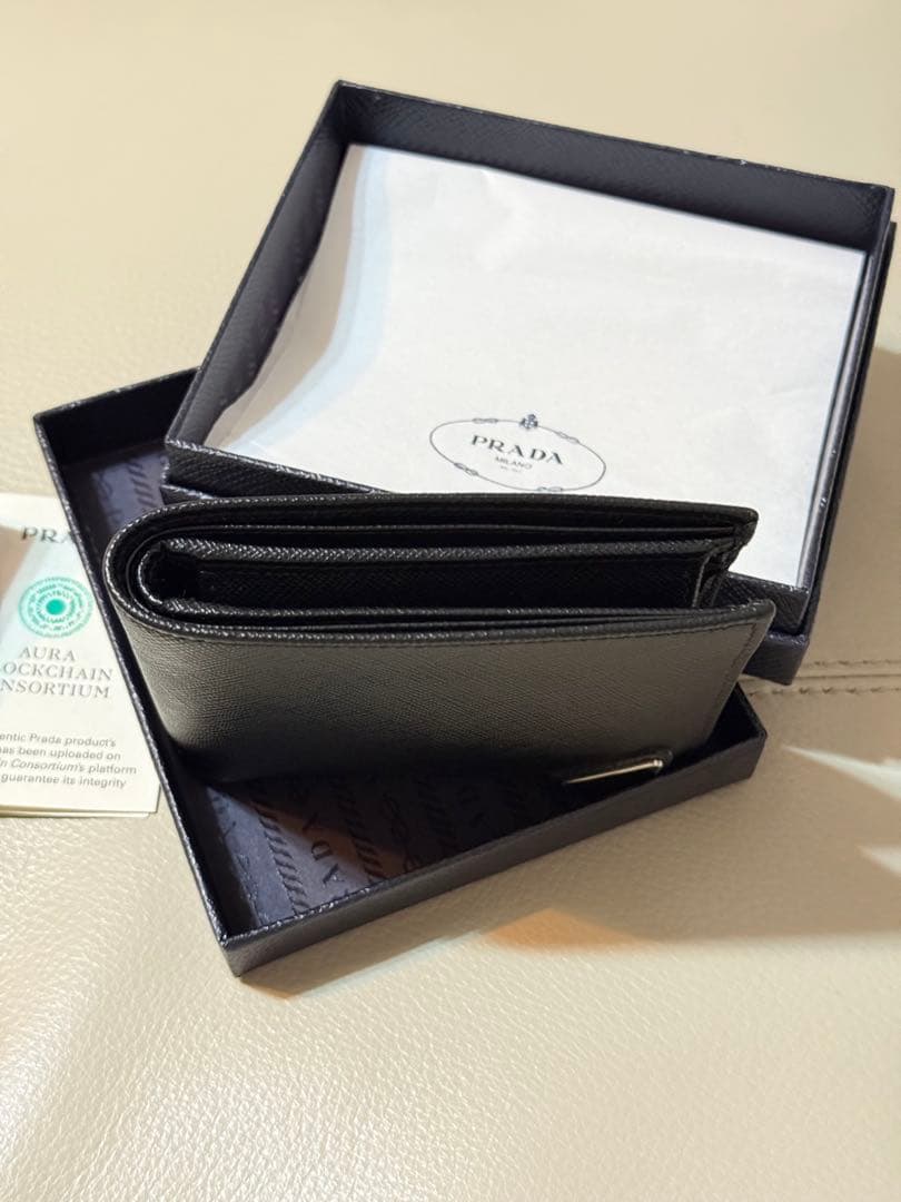 【極美品 人気色】PRADA 折り財布 三角ロゴ サフィアーノ レザー黒色