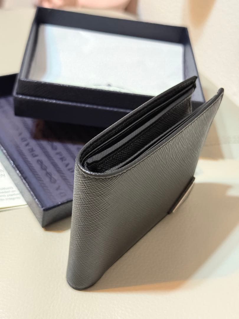 【極美品 人気色】PRADA 折り財布 三角ロゴ サフィアーノ レザー黒色