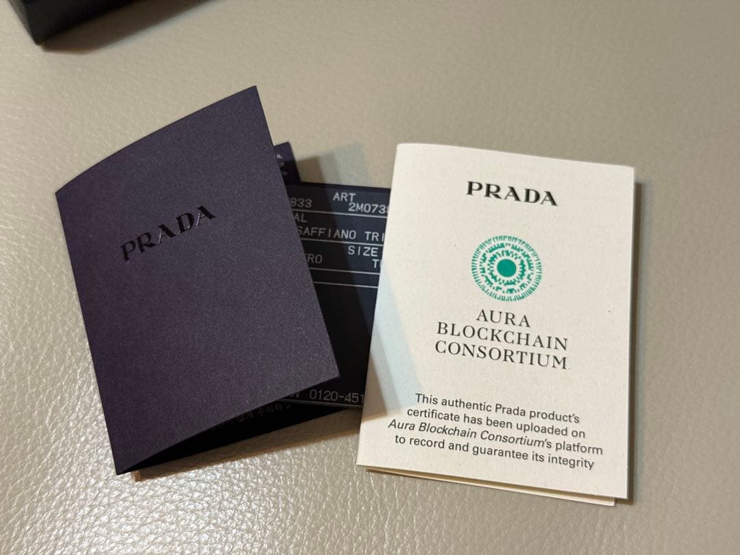 【極美品 人気色】PRADA 折り財布 三角ロゴ サフィアーノ レザー黒色