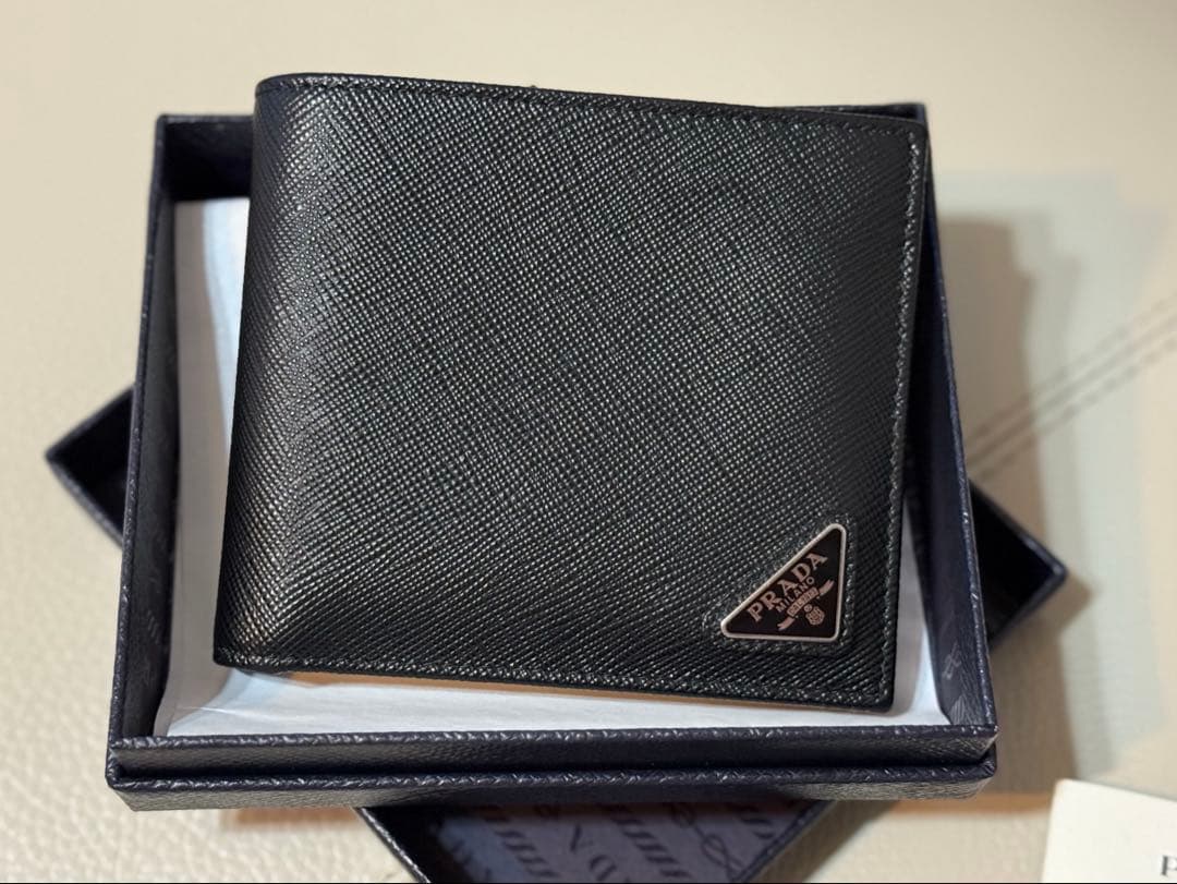 【極美品 人気色】PRADA 折り財布 三角ロゴ サフィアーノ レザー黒色