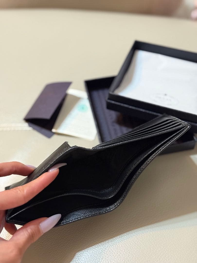 【極美品 人気色】PRADA 折り財布 三角ロゴ サフィアーノ レザー黒色