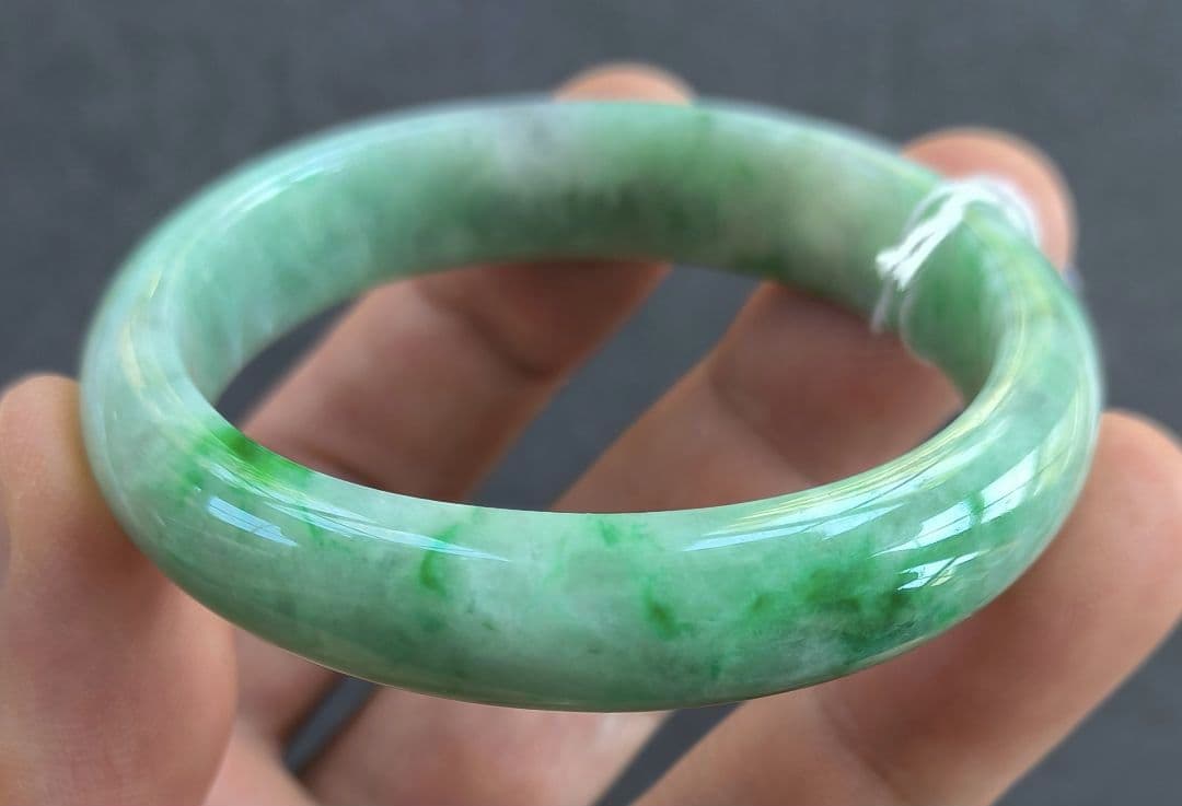 【日本鑑別書付】ミャンマー産本翡翠の貴妃バングル(内径55×48ミリ弱)5790
