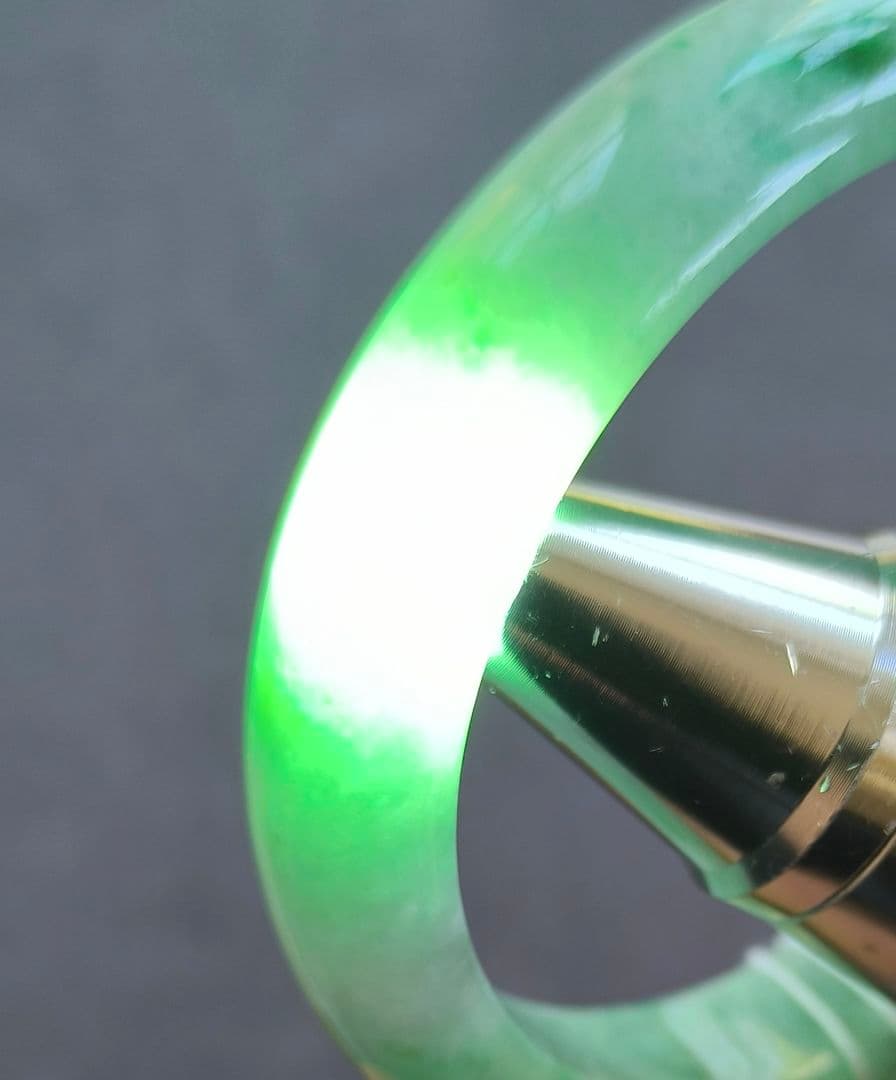 【日本鑑別書付】ミャンマー産本翡翠の貴妃バングル(内径55×48ミリ弱)5790