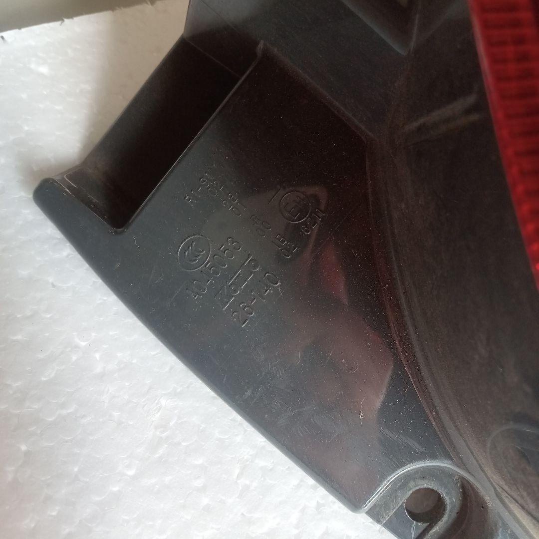 【半年使用】【送料無料】トヨタ 200系ハイエース純正後期テールランプ 右側