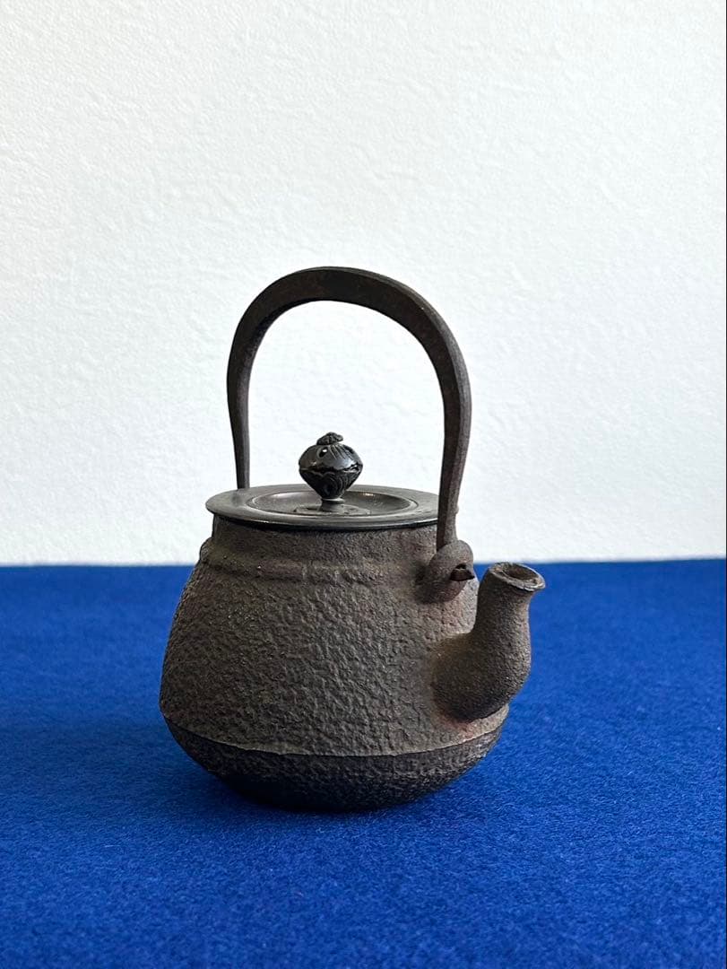 小さな鉄瓶 煎茶道具 銅製蓋 明治時代から伝わる 桐時代箱・時代五徳・時代瓶敷付