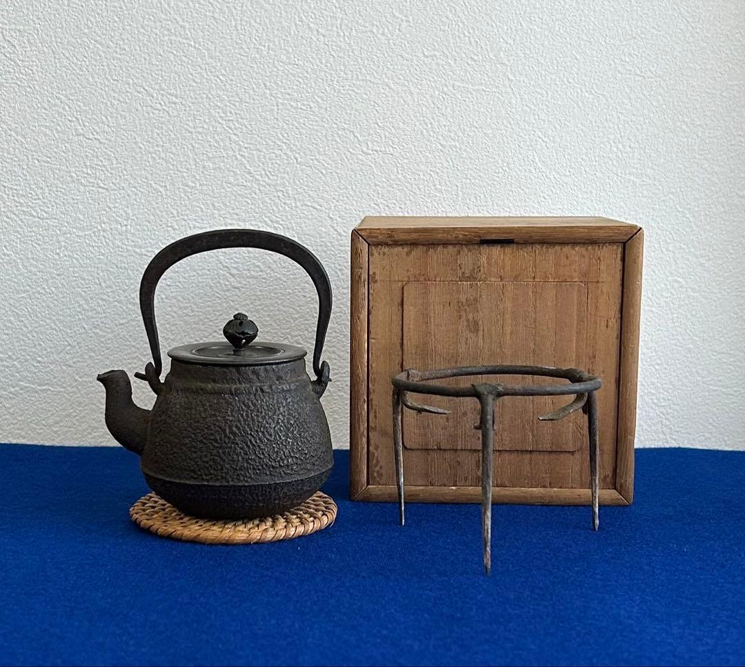 小さな鉄瓶 煎茶道具 銅製蓋 明治時代から伝わる 桐時代箱・時代五徳・時代瓶敷付
