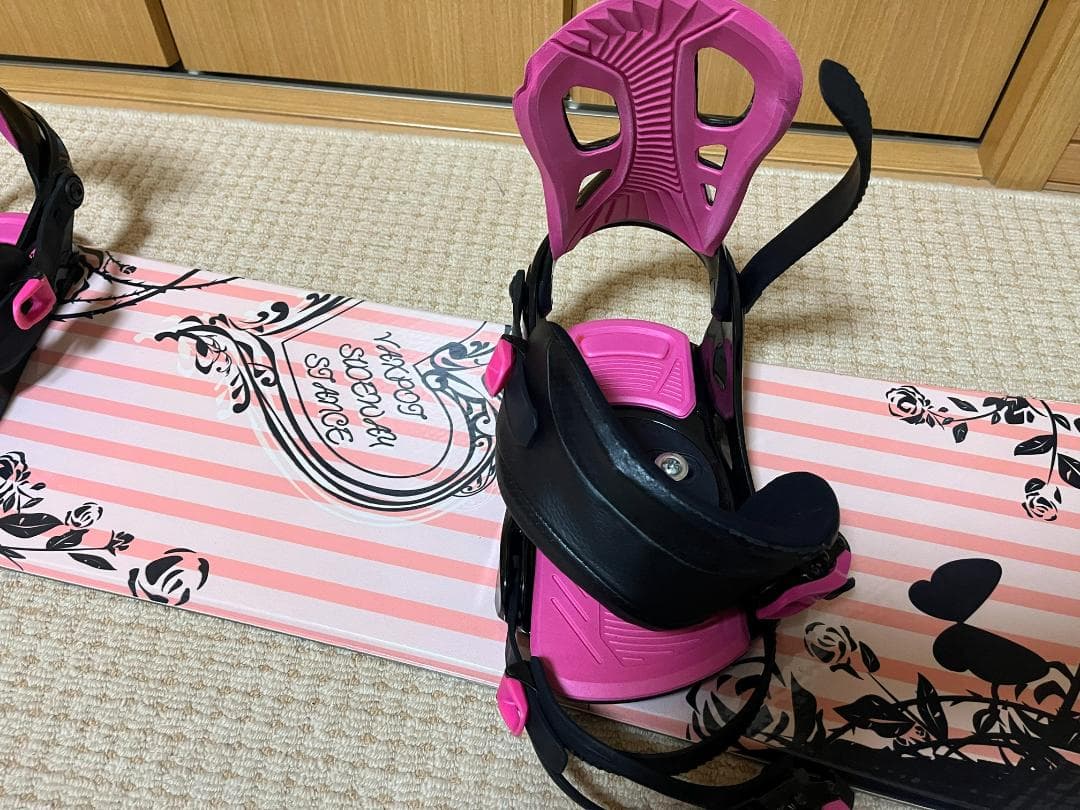 女性用スノーボード　141 cm ピンクと黒のデザイン