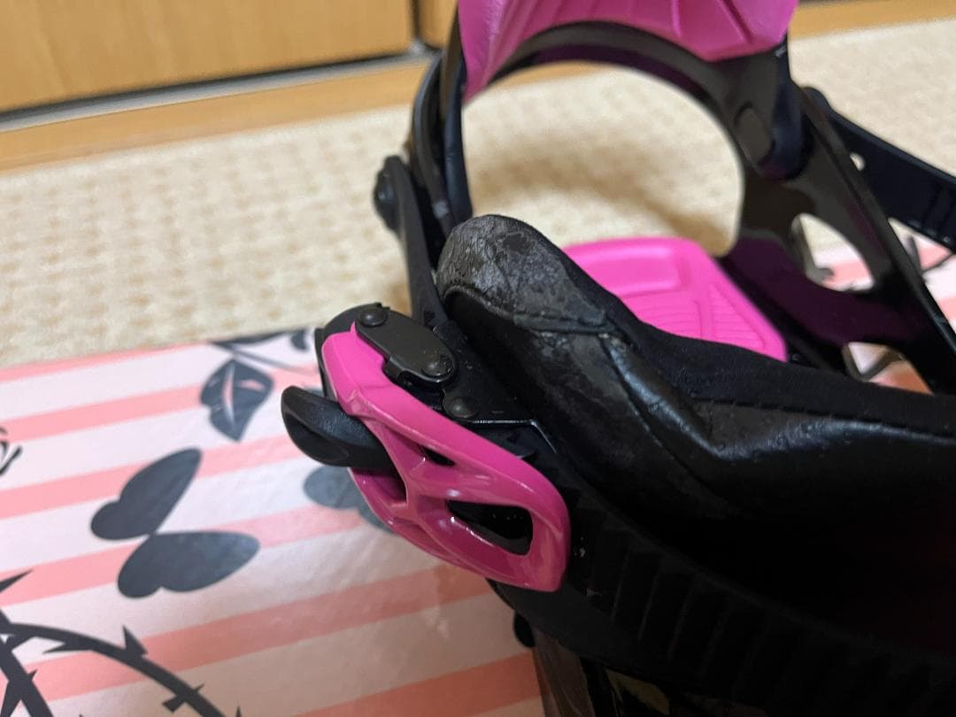 女性用スノーボード　141 cm ピンクと黒のデザイン