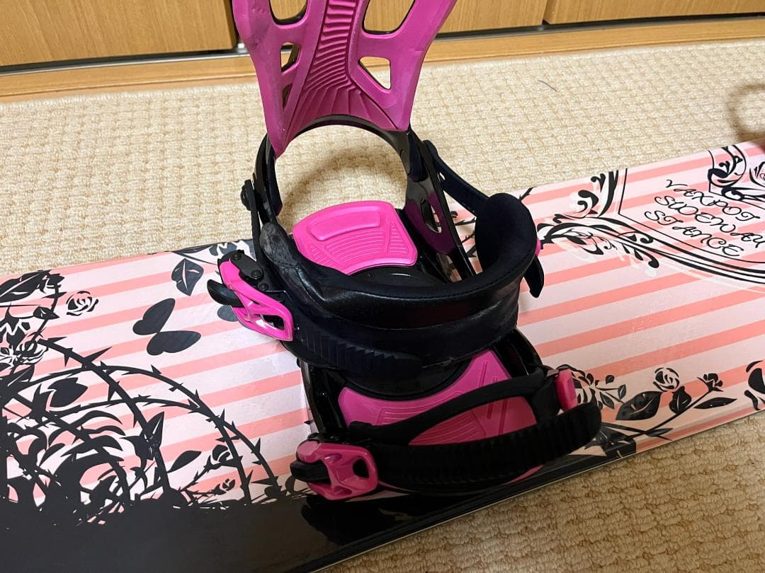 女性用スノーボード　141 cm ピンクと黒のデザイン