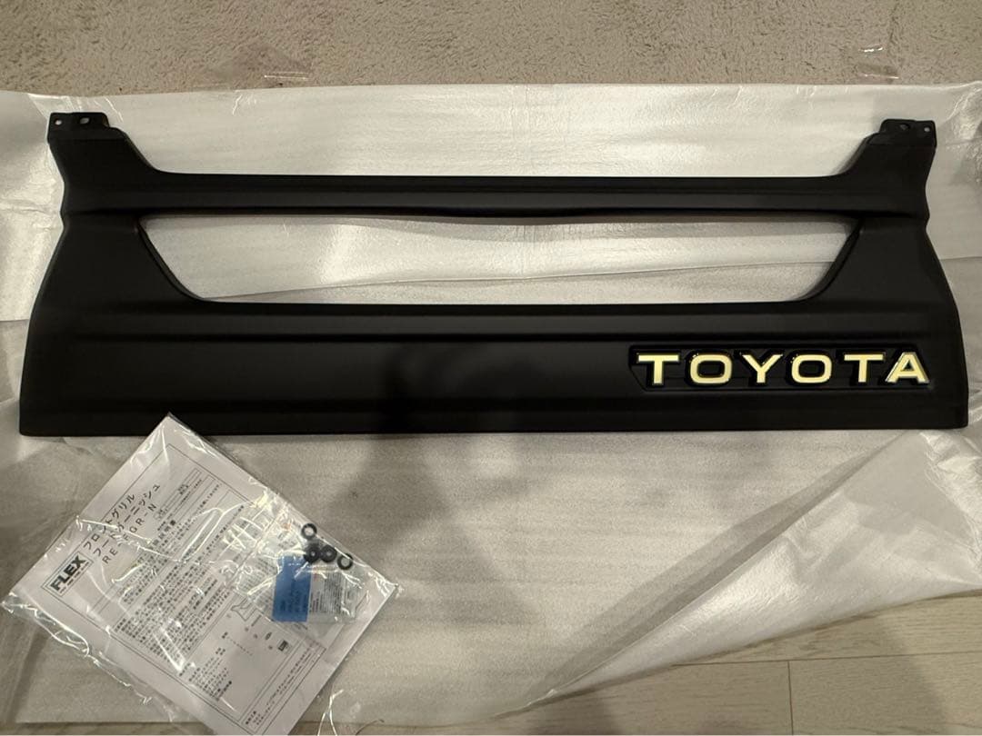 ハイエース　フロントグリル(標準ボディTOYOTAエンブレム)