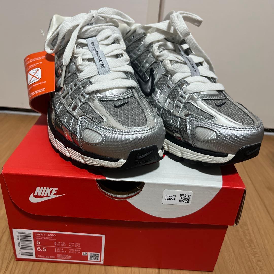 【新品】NIKE P-6000メタリックシルバー　23.5cm タグ、箱有り