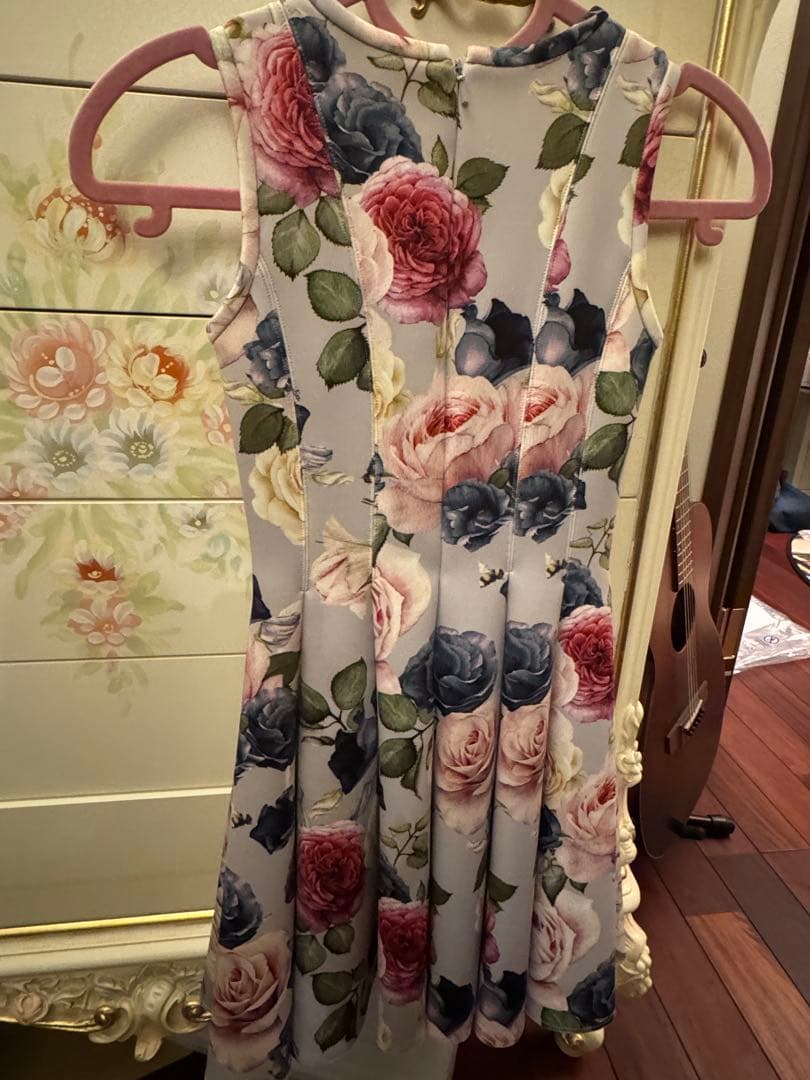 薔薇花柄ノースリーブドレス