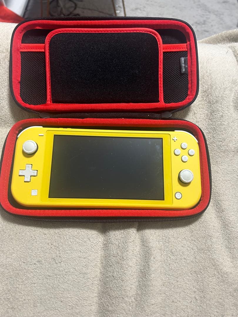 Nintendo Switch Lite イエロー 本体 ケース付き　カセット付