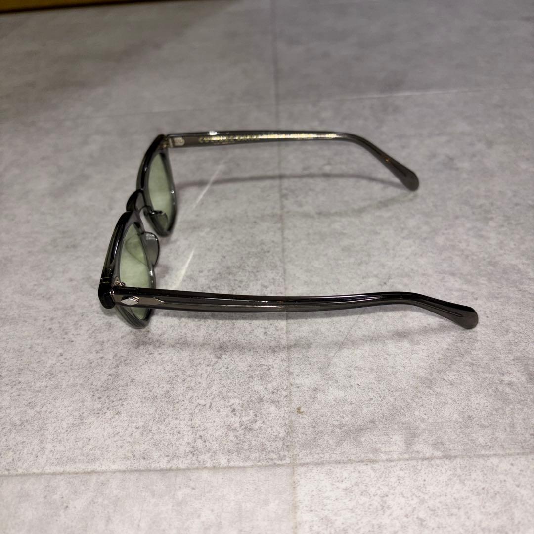 CULTURE BANKのブラックフレームにグリーンレンズのサングラス