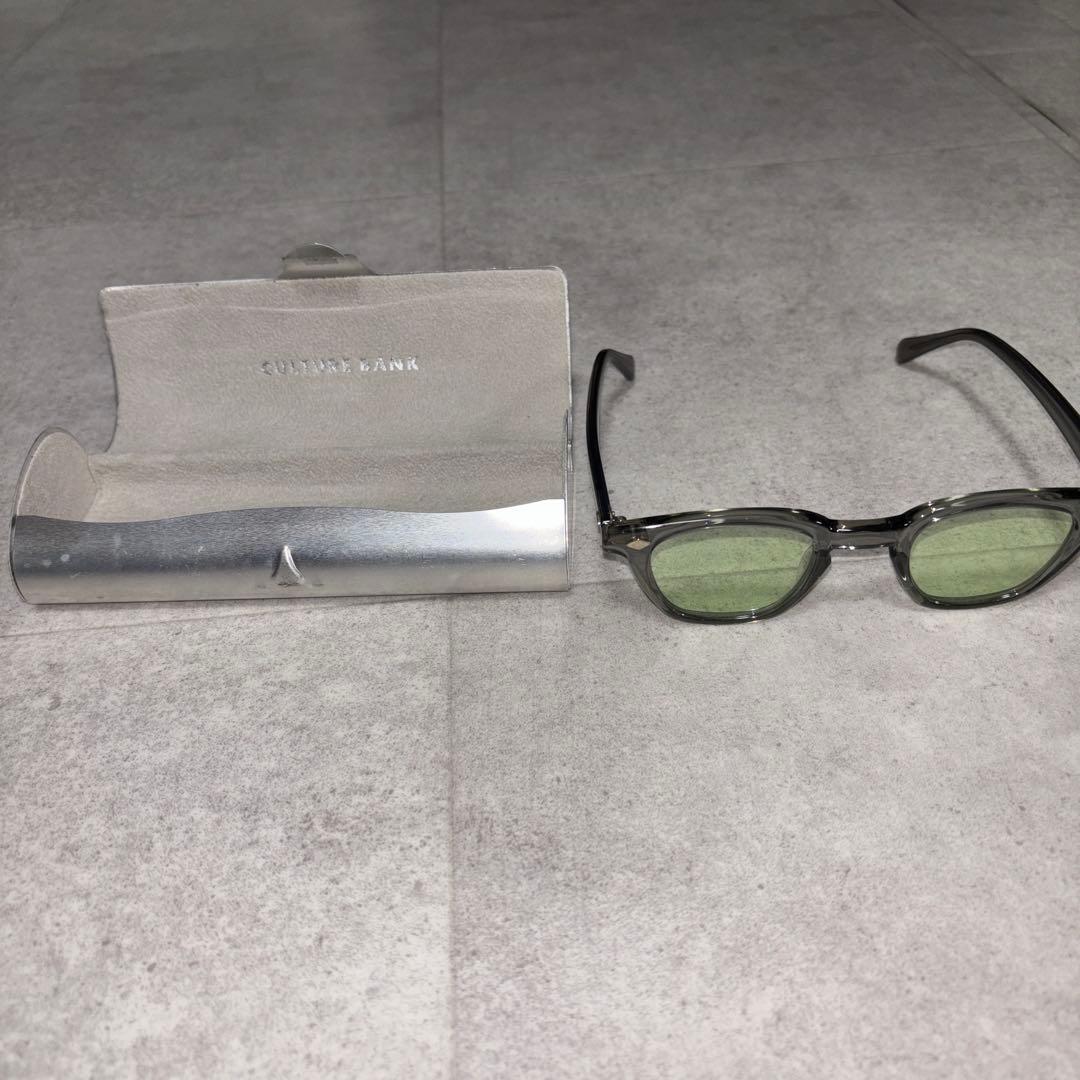 CULTURE BANKのブラックフレームにグリーンレンズのサングラス