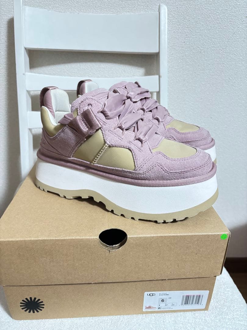 UGG スニーカー　ASTROMEL