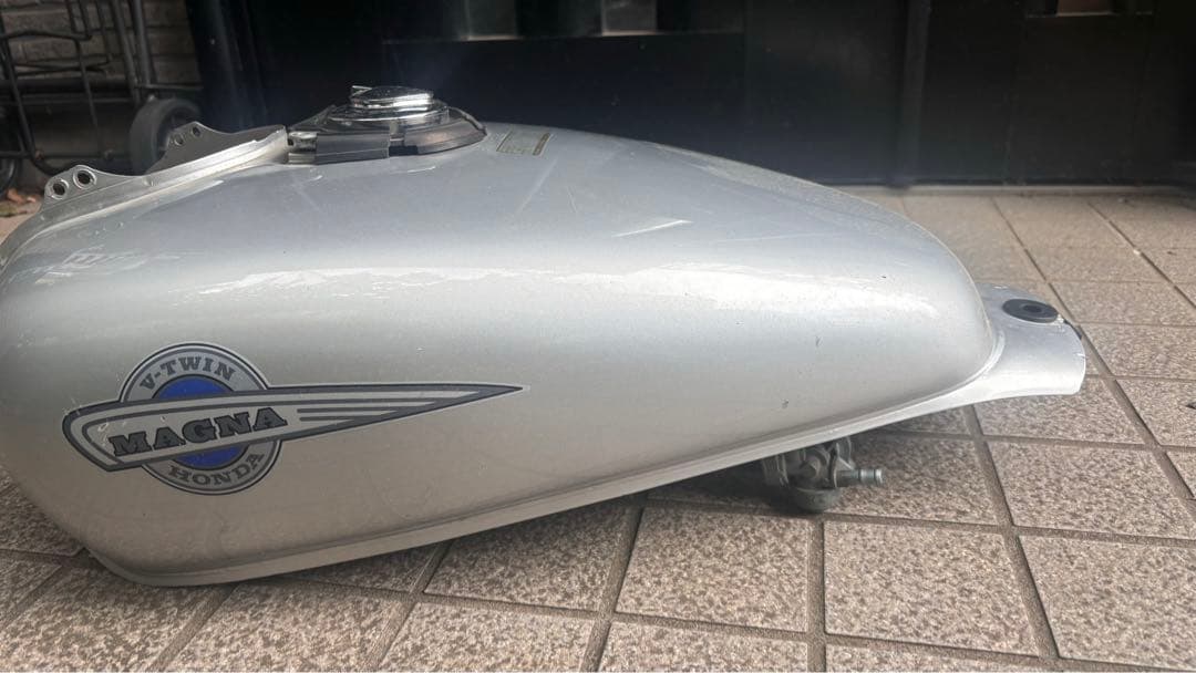 マグナ250タンク　　純正コック付き