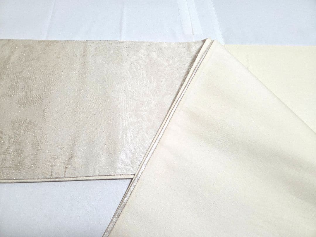 A 美品 唐草唐花模様 白 銀糸 単色 無彩色 六通 正絹 フォーマルな袋帯