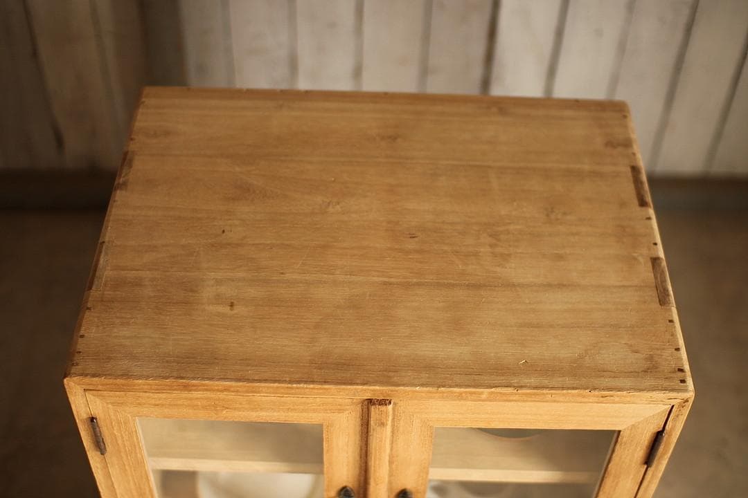 古い小ぶりな木枠のガラス戸棚×小引き出し3杯