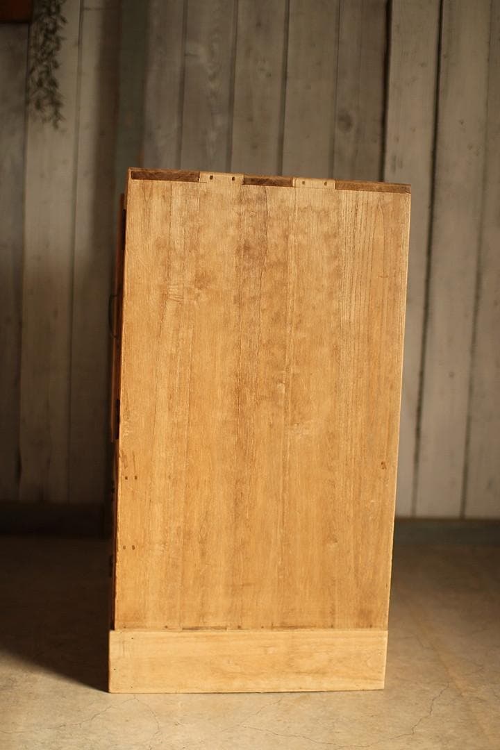 古い小ぶりな木枠のガラス戸棚×小引き出し3杯