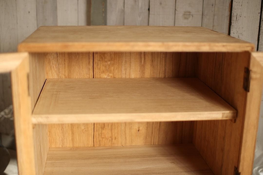 古い小ぶりな木枠のガラス戸棚×小引き出し3杯