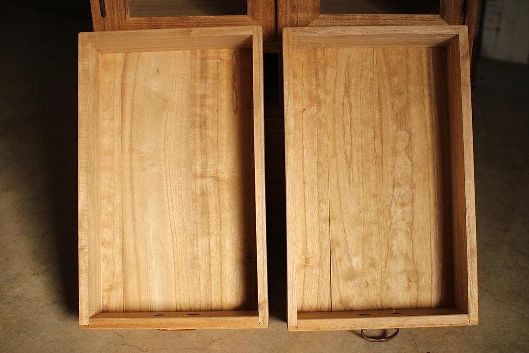 古い小ぶりな木枠のガラス戸棚×小引き出し3杯