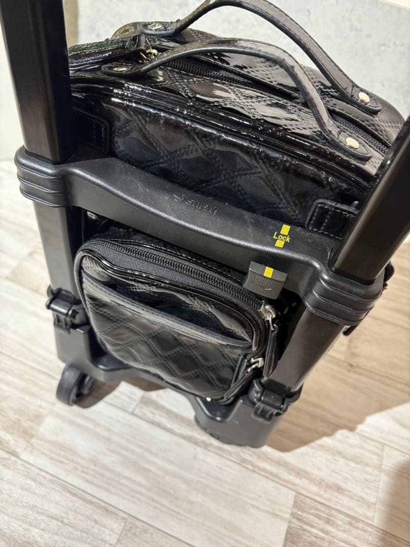 スワニー　ロック付きキャリーケース